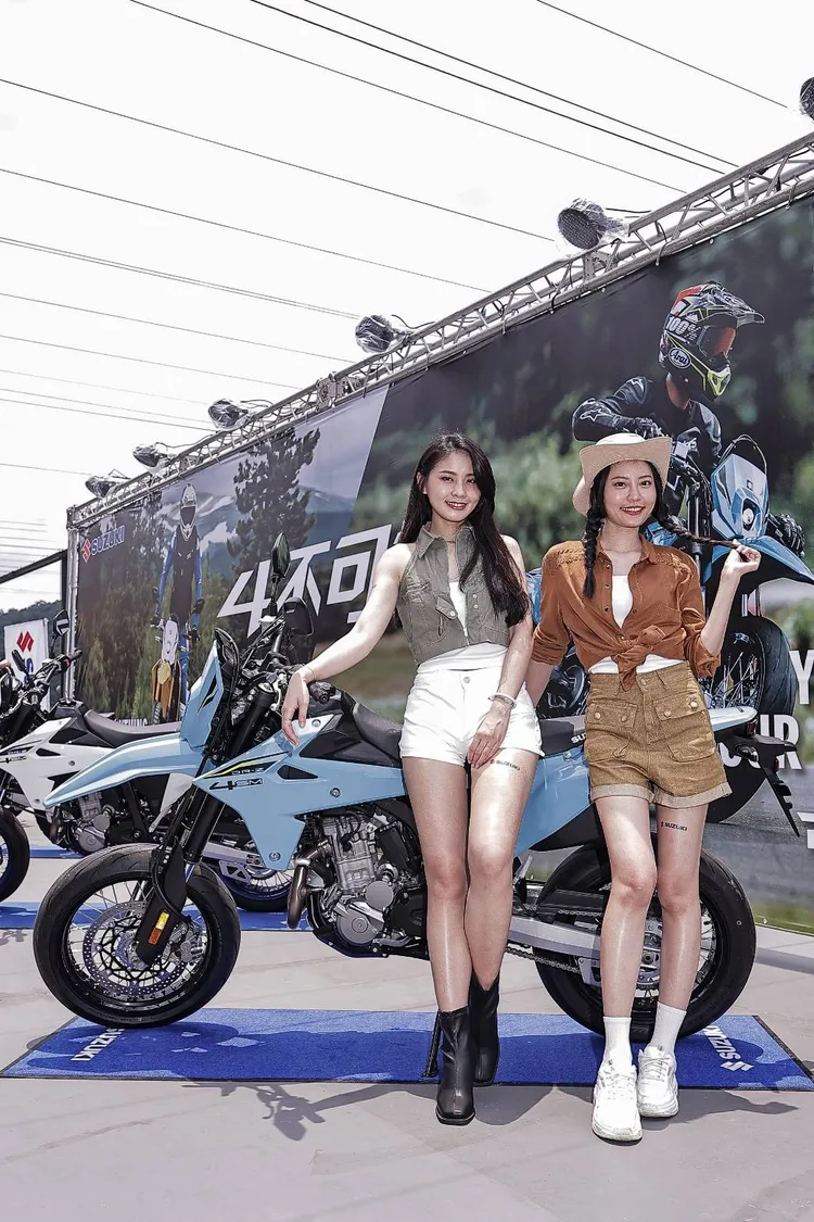 DR-Z4SM 則以城市滑胎定位為主軸，採用 17 吋鋁合金輪框與專屬街道齒比設計，兼具俐落操控與高轉速延伸性，適合都會與山路快節奏騎乘風格。業者提供