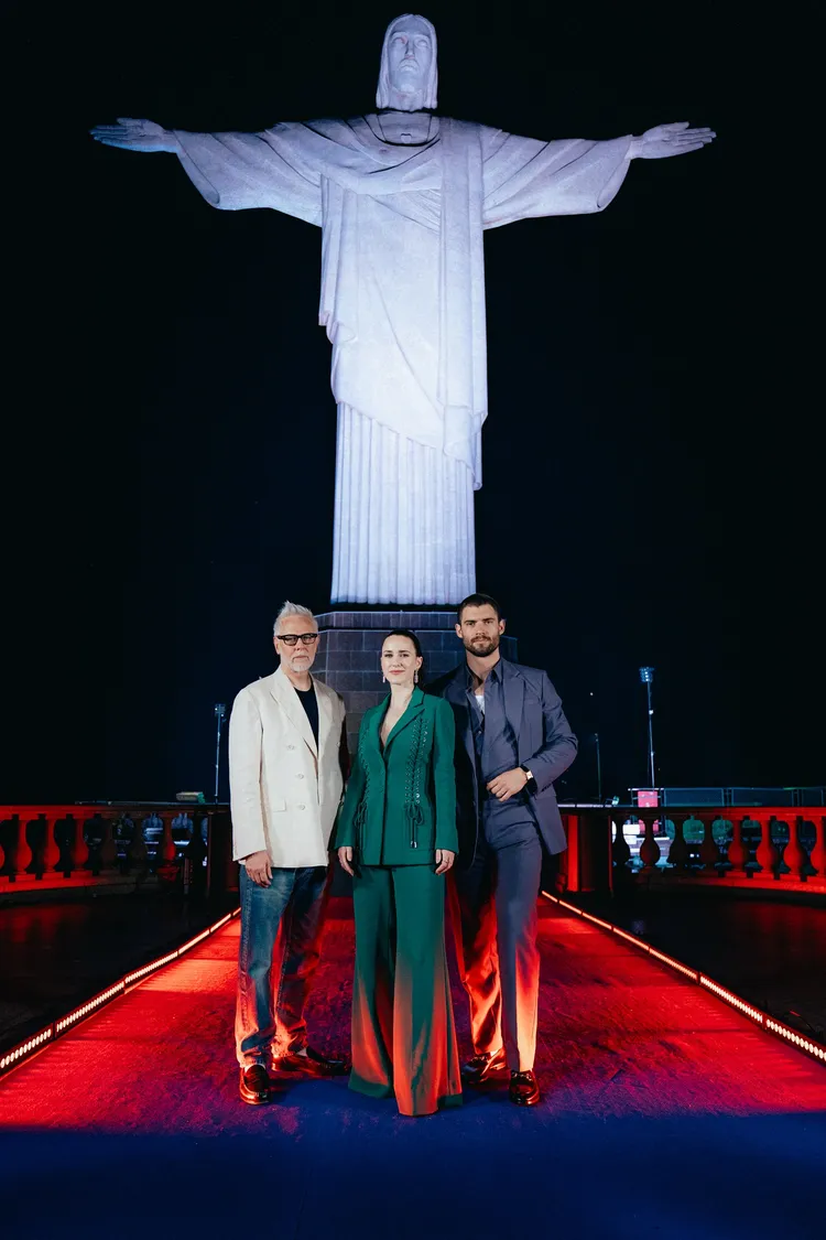 導演詹姆斯岡恩（左起）、瑞秋布羅斯納安、大衛科倫斯韋開心與「救世基督像」合影。華納兄弟提供