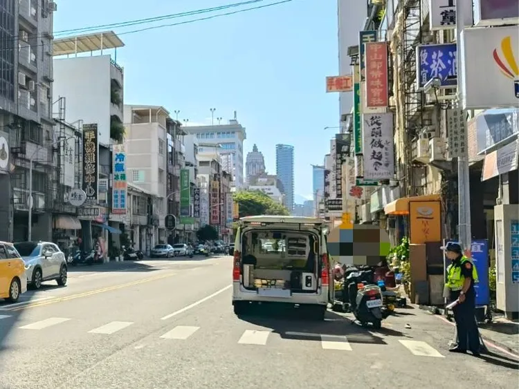張姓老翁連人帶車噴飛，倒地不起，送醫後仍回天乏術。翻攝照片