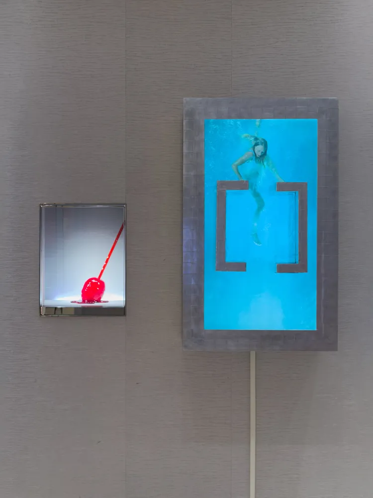 瑞士藝術家 Marck（馬克）以錄像雕塑為起點，作品《Gegenstrom》（逆流）中，女子水中掙扎前行，展現求生渴望。藝術家以影像與雕塑布局，揭示女性被觀看與社會角色，映照當代人在限制中掙扎的身心狀態。業者提供