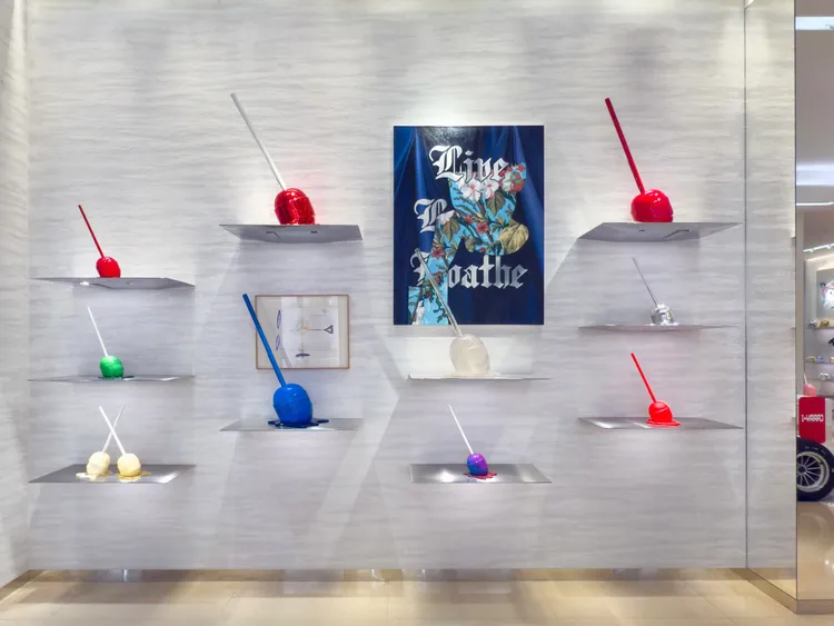 美國藝術家Desire Obtain Cherish （強納森・保羅）《誘惑棒棒糖》（Meltdown）以糖果與品牌語彙挑動視覺與味覺慾望，甜美亦諷刺。業者提供