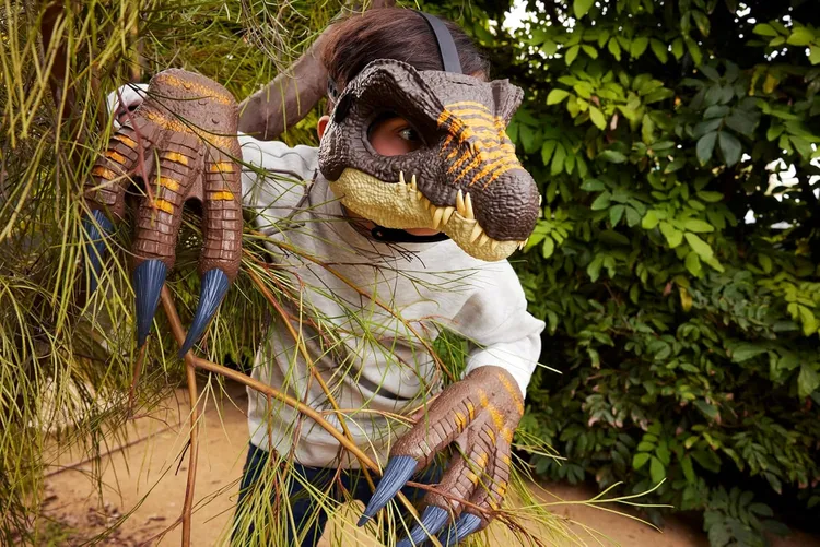 《侏羅紀世界：重生》主題展商店也有販售可配戴的恐龍面具、手套。業者提供