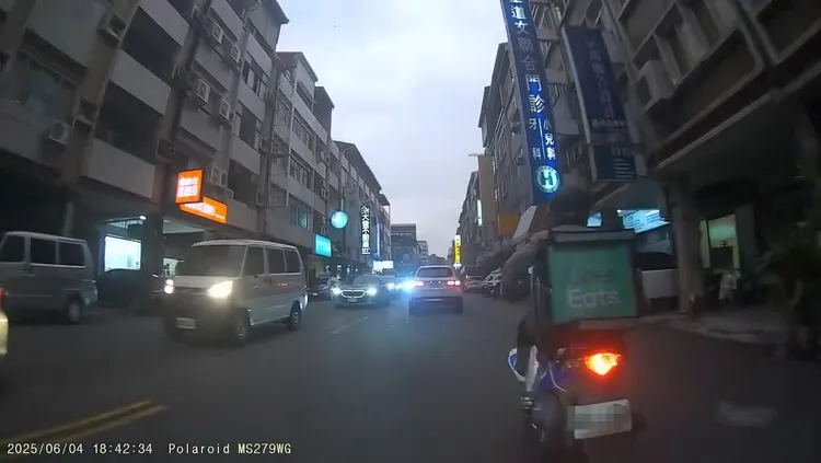 後方騎士一度靠近該外送員，但看不到有明顯行車糾紛。翻攝Threads