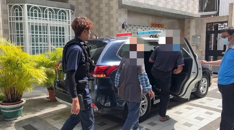 警方在民宅內查獲職業賭場。翻攝畫面