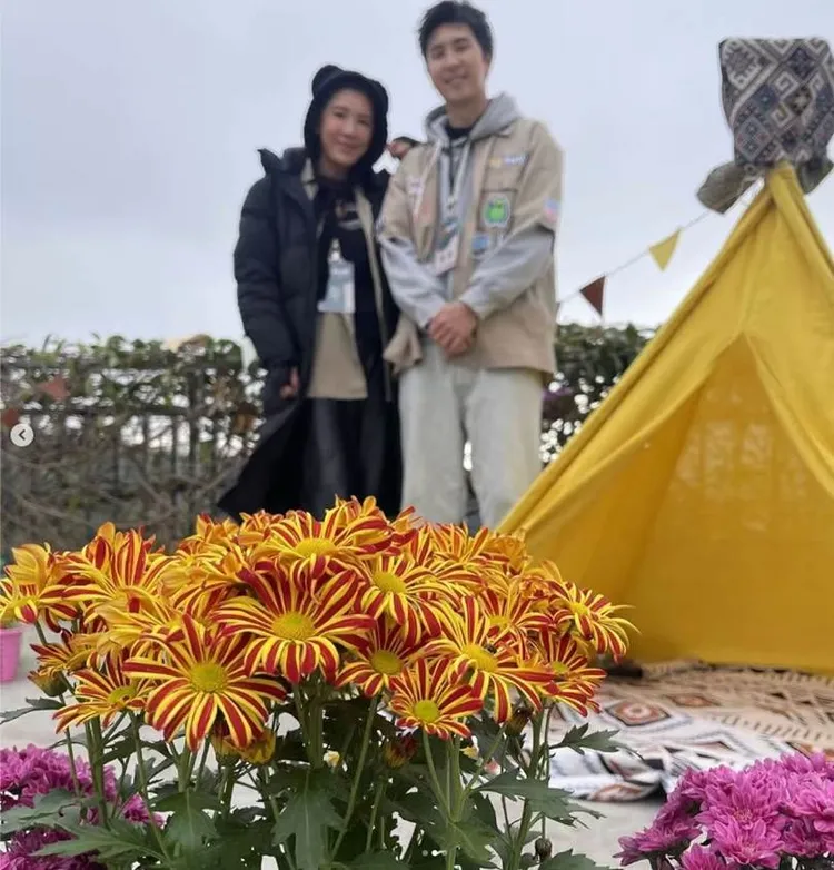 胡瓜首次幫小禎（左）及胡釋安拍合照，照片五官模糊，氛圍莊嚴。年代提供