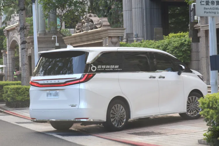 保母車開進仁愛帝寶。特勤中心攝