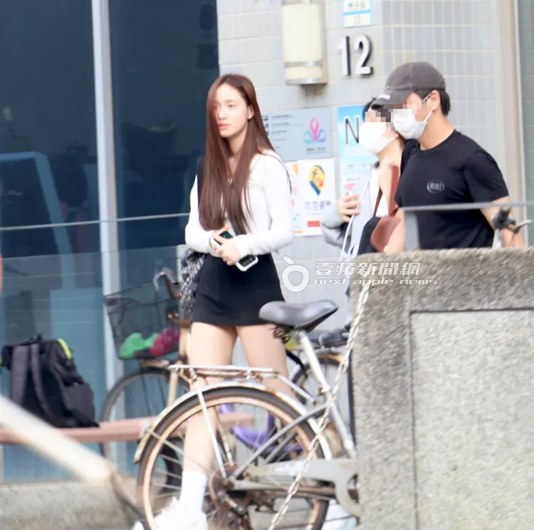 Lily從內湖運動中心走出，後面有兩位同行的運動夥伴。特勤中心攝
