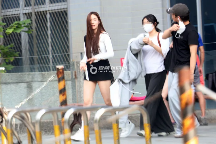 Lily率先從運動中心大門口步出。特勤中心攝