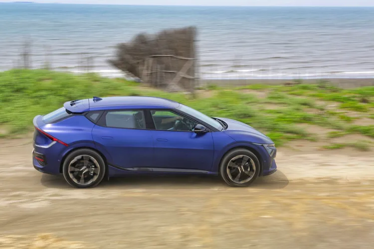 EV6 進一步優化了懸吊設定，特別是在舒適性與路感之間找到不錯的平衡。林浩昇攝