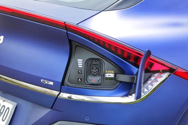 EV6 GT-Line這次電池容量從77.4kWh升級為84kWh，續航力來到驚人的667公里，從10%充至80%同樣僅需18分鐘。林浩昇攝