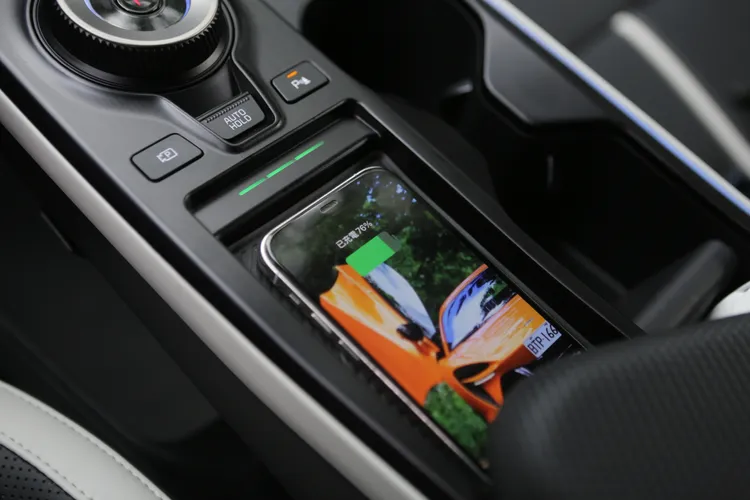 Qi無線充電板也是EV6 GT-line的標準配備之一。林浩昇攝