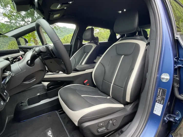 前座座椅支撐性十足，長時間駕駛不會感到疲累，Air增程版及GT-line增程版雙前座均配電調、電動腰靠、通風、加熱功能，相當貼心。林浩昇攝