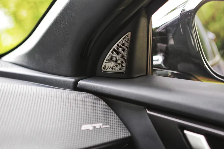 擁有14具揚聲器的Meridian環繞音響音質相當出色，搭配優異的車艙隔音，絕對是令人心醉的行動音樂廳。林浩昇攝