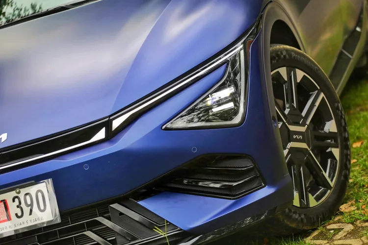 小改款EV6最明顯的變化，就是換上了Kia最新家族語彙的「Star Map 星圖設計」日行燈，讓車頭多了幾分未來戰士感。林浩昇攝