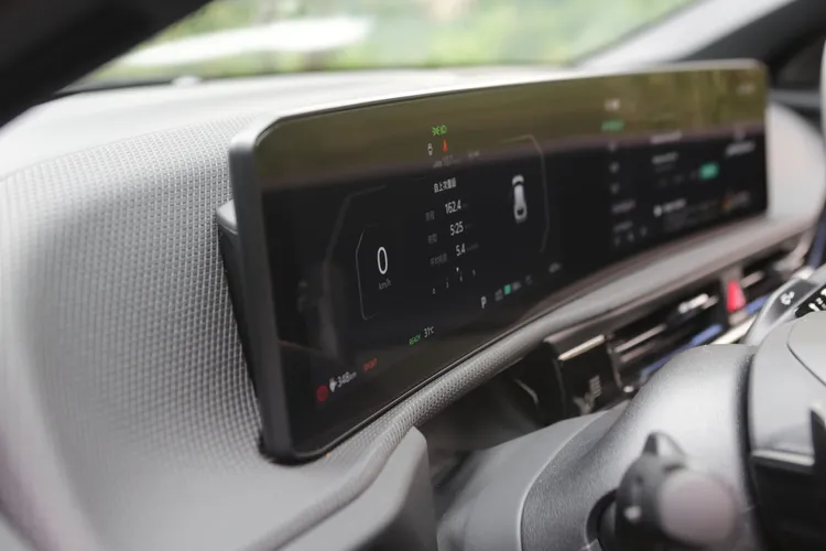 車內保留 EV6 招牌的雙 12.3 吋全景曲面螢幕，但視覺設計更加整合，操作介面也更流暢。林浩昇攝