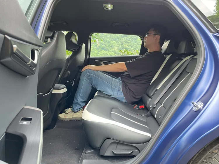 得益於純電底盤的優勢，即使身高190公分乘客的後座膝部空間仍相當充裕，這次也進一步提升後排座墊長度及調整椅背角度，提升乘坐舒適性。林浩昇攝