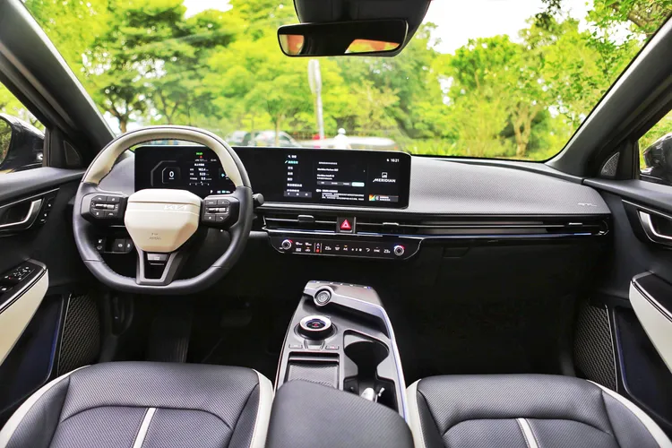 ia The new EV6的座艙依舊維持原有的簡約科技風，除了落實永續材質應用、同時維持豪華車艙應有的質感，新飾板材質搭配雙色設計視覺也更出色。林浩昇攝