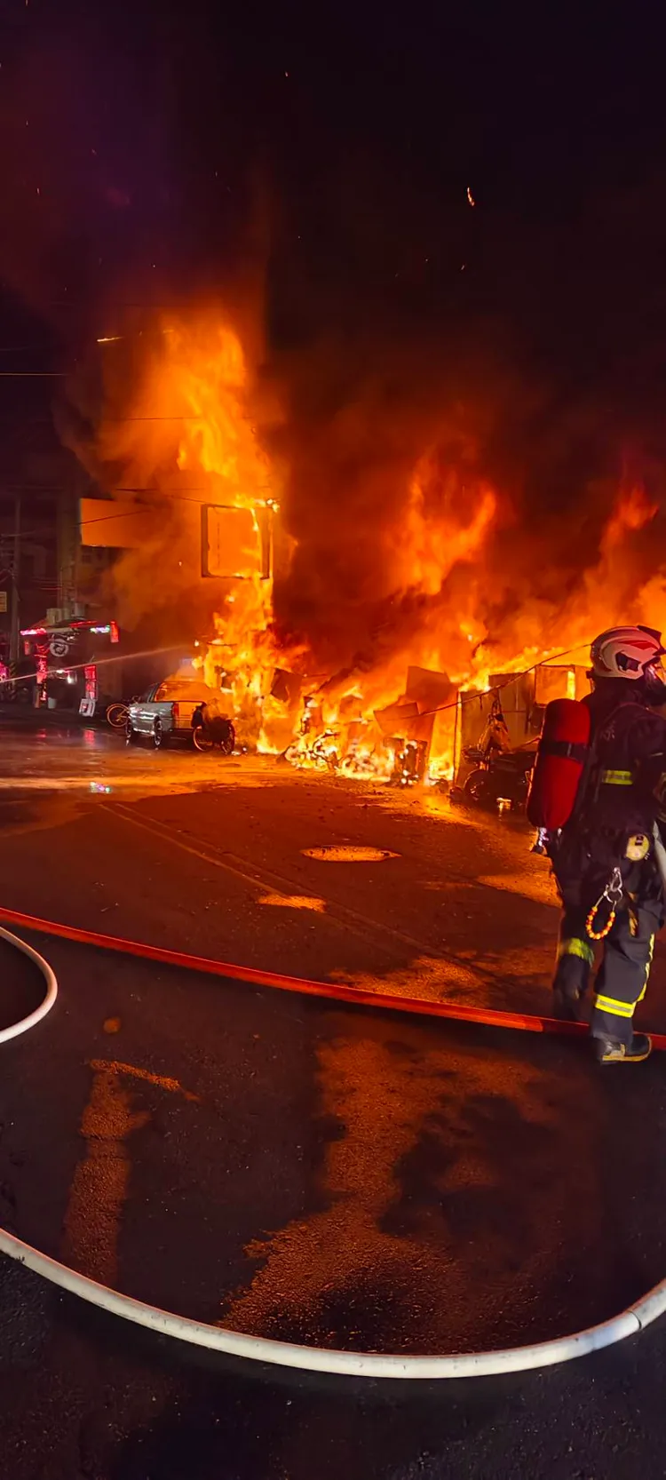 彰化縣田中鎮福安路凌晨發生大火，電器行一家三口受傷，其中母子檔送醫治療。民眾提供