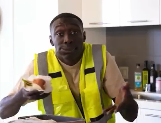 「面癱哥」的招牌動作就是保持面癱，再加上兩手一攤。翻攝tiktok@khaby00