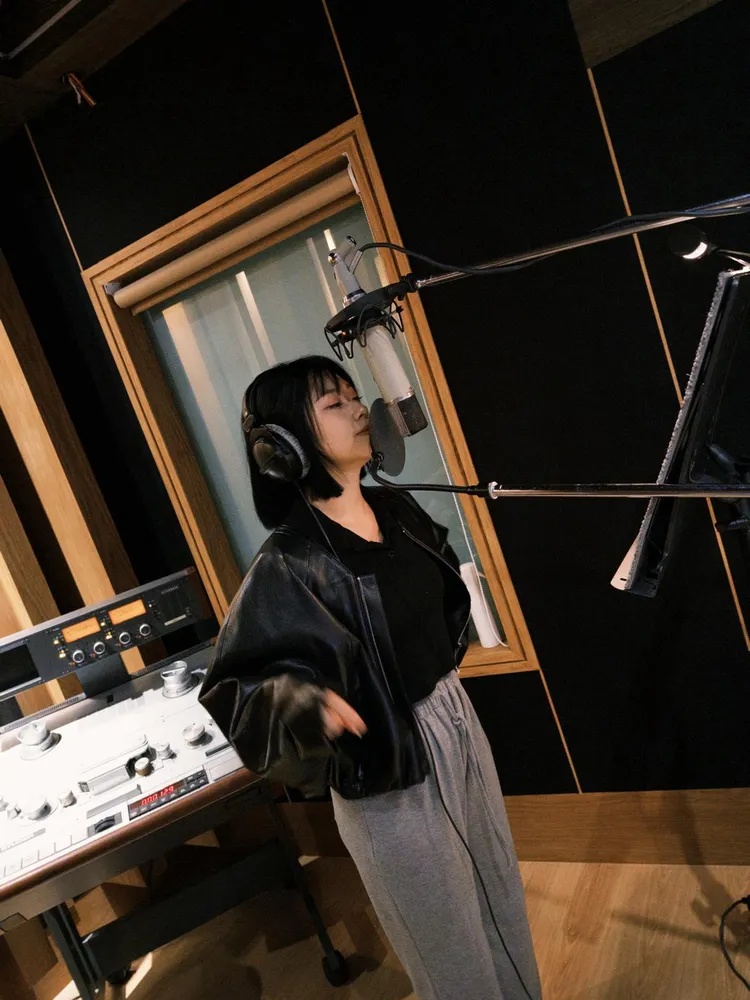 焦凡凡認真配唱。弗龐金有限公司／想不到音樂工作室提供