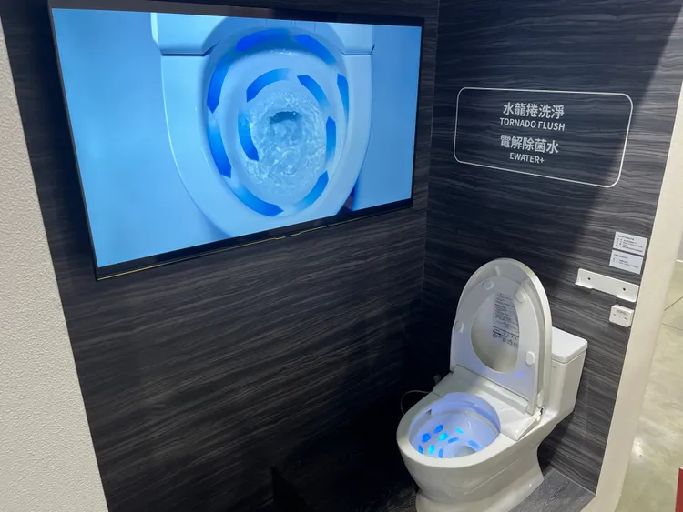 TOTO在技術也面展現強大實力，獨家的電解除菌水科技及水龍捲洗淨，有效清潔並殺菌。周奕豪 攝