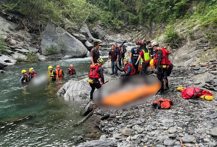 民眾發現有人溺水，但手機訊號不良，前往停車場通報警消，警消趕到時已晚了一步。民眾提供