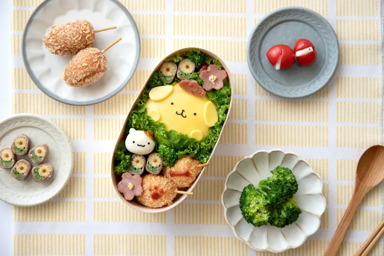 布丁狗的野餐日讓打開便當盒時刻成了心動療癒的瞬間，包含布丁狗蛋包飯及馬芬薯泥等五道佳餚。業者提供