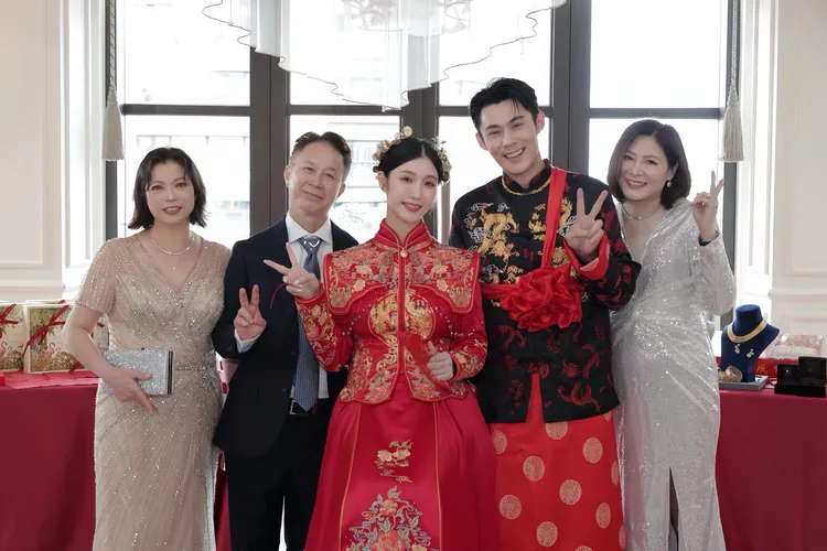 雙方家長和新人合影。陳奕提供