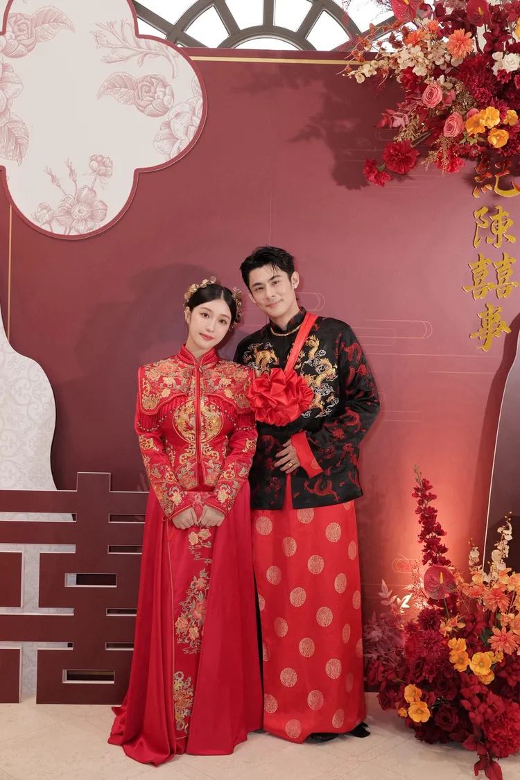 陳奕（右）和紀曦晨也以中式馬褂、旗袍出場。陳奕提供