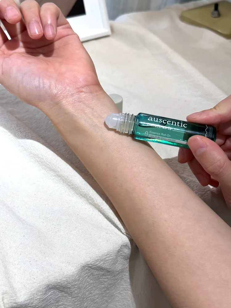 auscentic入夢θ呼吸精萃建議可塗抹在手腕處，搭配5-5-5微呼吸法。張家玲攝