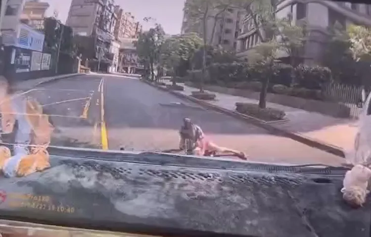 老婦人遭撞倒地。翻攝自angel_ou_yang