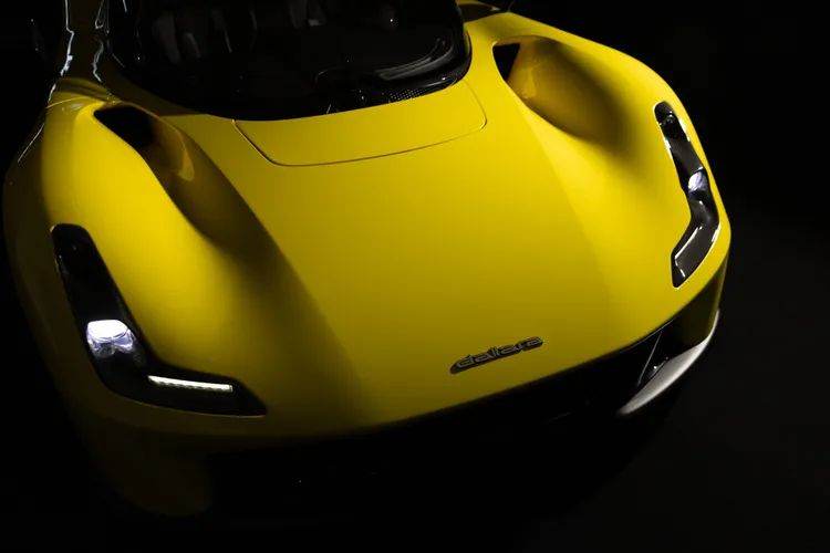 無傳統車門的車體設計，搭配引擎蓋上的雙進氣孔，有效導引氣流，兼具造型與實用性。業者提供