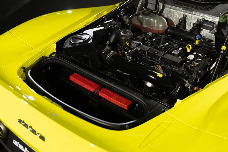 Stradale 搭載 2.3 升四缸渦輪增壓引擎，可輸出高達 400 匹最大馬力。業者提供
