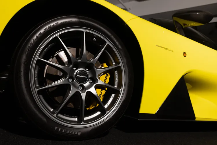 全機械式轉向系統帶來毫米級的操作精度，前輪胎面設定確保高速穩定性，後輪則兼具側向抓地與吸震效果。業者提供