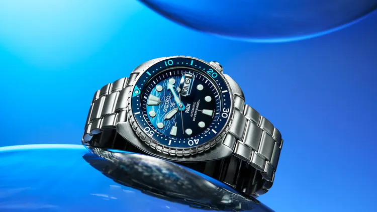 「Save the Ocean」PADI聯名潛水錶，面盤採用海洋漸層色調呼應主題。品牌提供