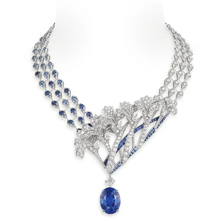 Carnation 18K白金項鍊，鑲嵌1顆約36.44克拉的橢圓形錫蘭藍寶石，另外鑲嵌多顆圓形藍寶石以及枕形切割和明亮式切割鑽石。品牌提供