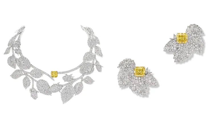 Wild Rose 18K白金項鍊（左圖）鑲嵌1顆約8.23克拉的枕形切割黃鑽；Wild Rose 18K白金耳環（右圖），鑲嵌2顆各約2.60和2.68克拉的枕形切割黃鑽。品牌提供