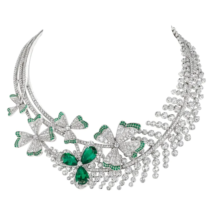 Clover & Fern 18K白金項鍊，鑲嵌3顆各約4.62、4.23和2.76克拉的梨形哥倫比亞祖母綠，另外鑲嵌多顆圓形祖母綠及明亮式切割鑽石。品牌提供