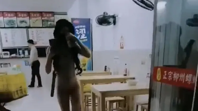 馮珊珊離開餐館三點全露。翻攝自馮珊珊X