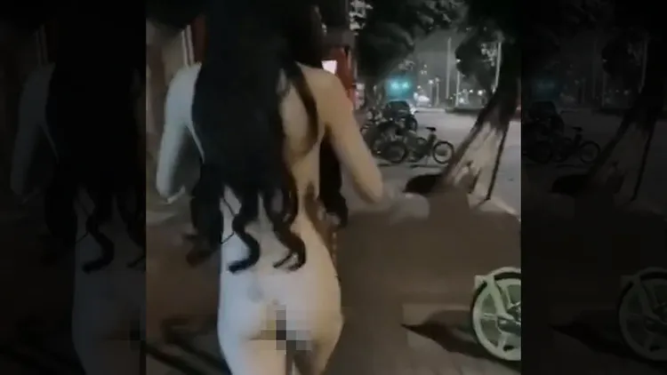 由於約砲餐館老闆失敗，馮珊珊被要求全裸在街頭行走。翻攝自馮珊珊X