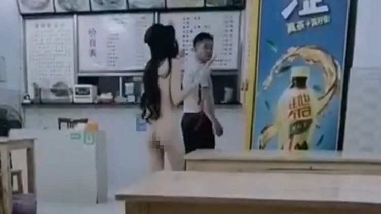 馮珊珊全裸執行「主人的任務」進餐館消費。翻攝自馮珊珊X