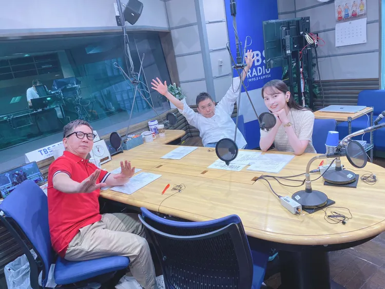 「爆笑問題」田中裕二（左起）、太田光主持電台節目，山本惠里伽主播擔任助理主持。翻攝《爆笑問題の日曜サンデー》X