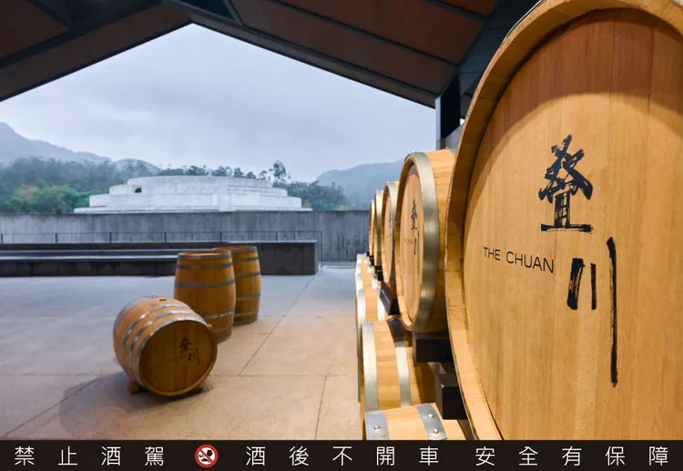 疊川純麥威士忌選用藏家熟知的珍稀歐洲Oloroso雪莉桶與美國波本桶外，更獨有的單嶺蒙古櫟橡木桶，首創三大洲橡木桶繁複勾兌工藝，也讓整體的風味表現更加獨樹一格。業者提供