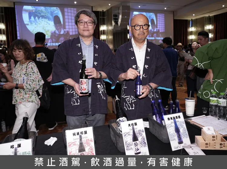 醉仙酒造的微發泡清酒口感清爽不失原味，廣受現場民眾喜愛。彭欣偉攝