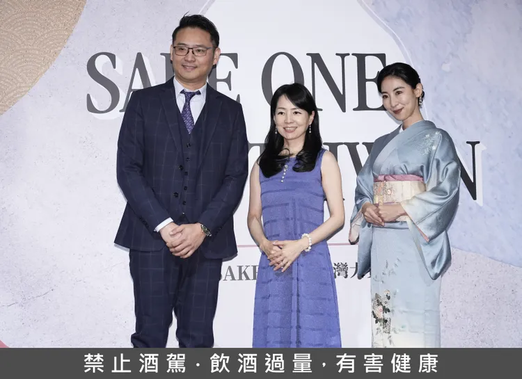 和心清酒教育創辦人林科成(左)、JSA日本清酒協會理事長 近藤淳子(中)及大久保麻梨子(右)合影。彭欣偉攝