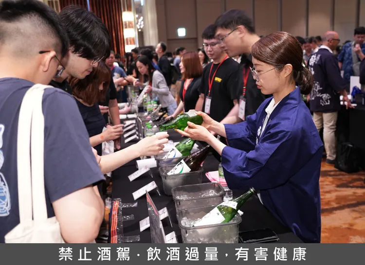 現場民眾可自由試飲多款風味各異的清酒，親自感受日本酒的多元魅力。彭欣偉攝