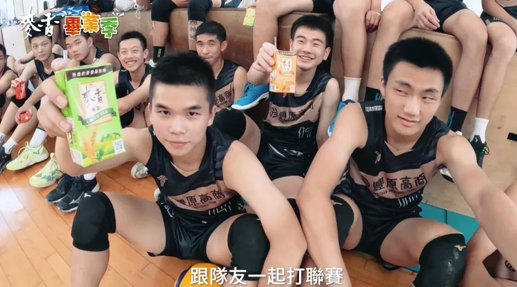 場上是對手，場下是兄弟，豐原高商排球隊員們，用默契和拚勁守住每一分熱血。