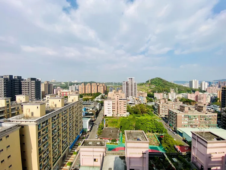 鶯歌區因地處相對邊緣，在1000萬元至1500萬元的預算內，平均可購得住宅面積為41.3坪，是新北市唯二在40坪以上的行政區。永慶房產集團提供