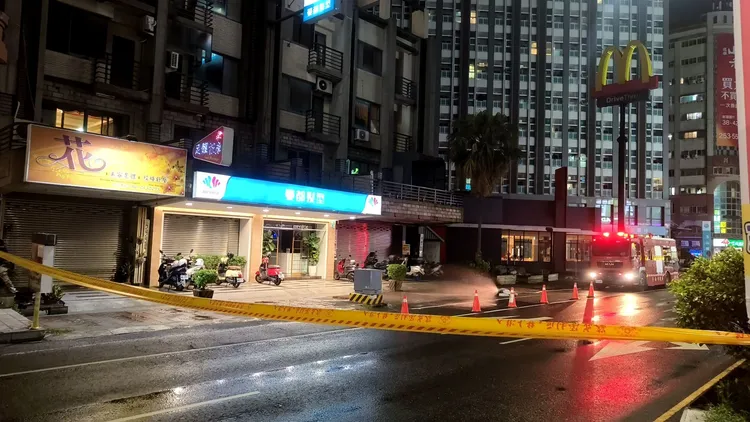 熱鬧的街區瞬間成空城，目前氣體濃度降低，後續將由怪手開挖檢修。民眾提供