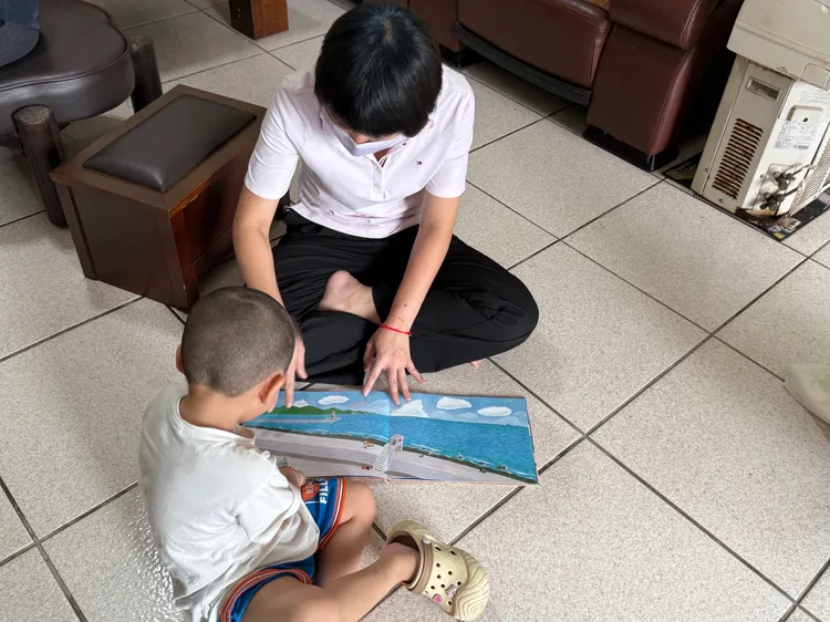 基隆市政府兒少處林麗蟬處長與學齡前之新住民子女互動。移民署提供